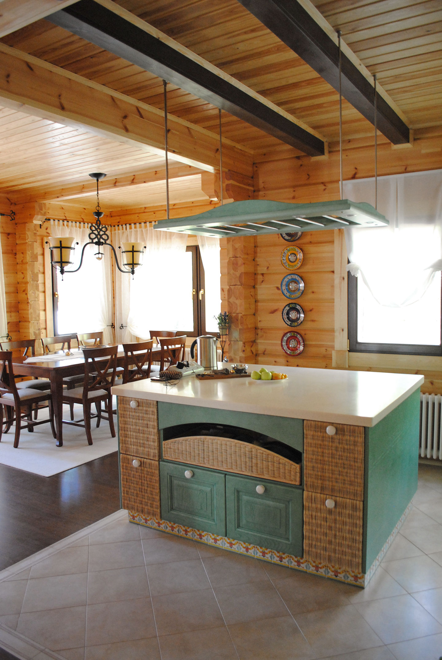 Кухонный остров в деревянном доме